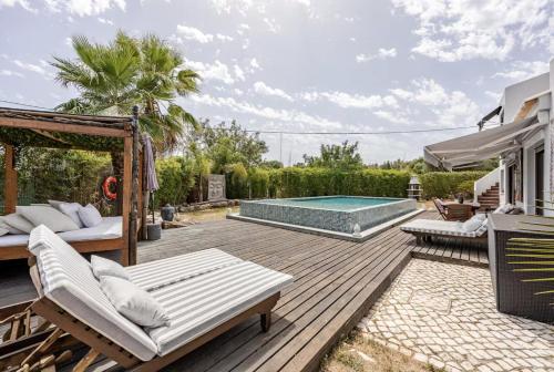 Beautiful Algarve Pool Villa Bali 15min to beach — 4-Star Luxury Hotel in Mexilhoeira Grande, Portugal