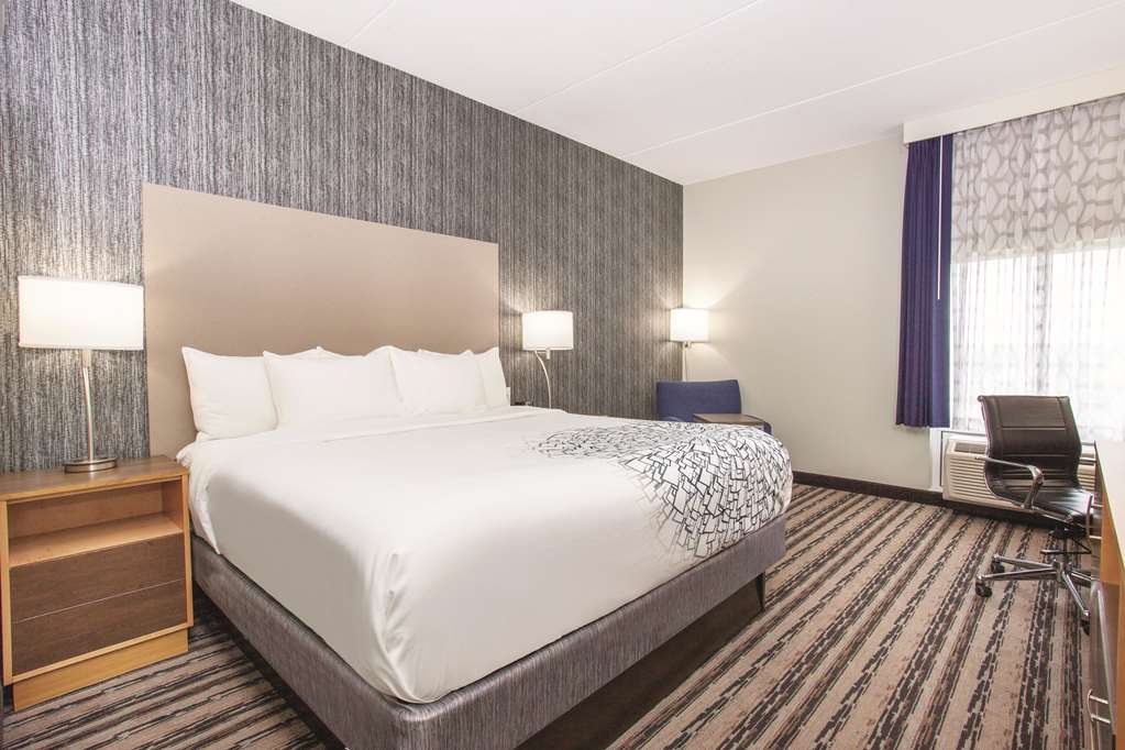 La Quinta Inn & Suites by Wyndham Buffalo Amherst - photo 13