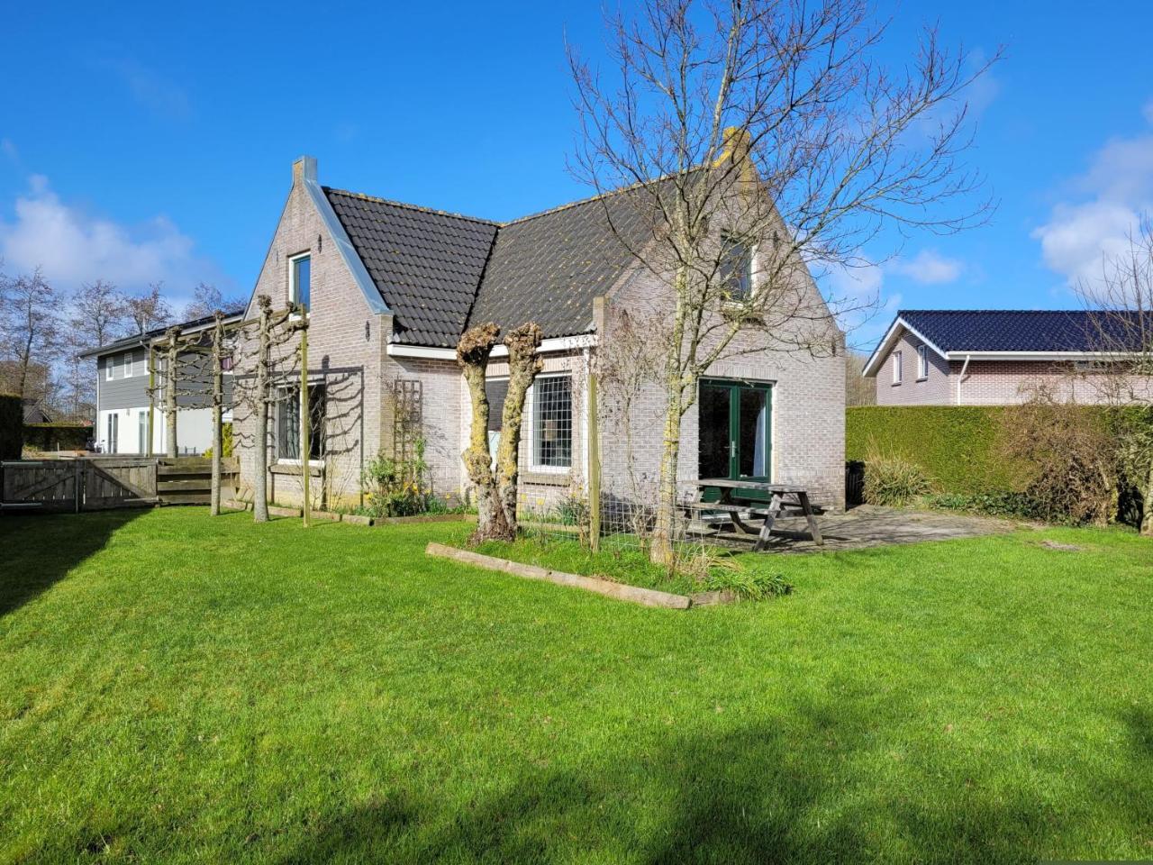 Holiday Home Friesland near the Wadden Sea with Wifi and 3 Bedrooms — 4-Star Luxury Hotel in Tzummarum, Netherlands