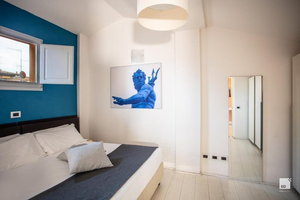 Urbanicooh Azzoguidi Torre Asinelli View — 4-Star Luxury Hotel in Bologna, Italy