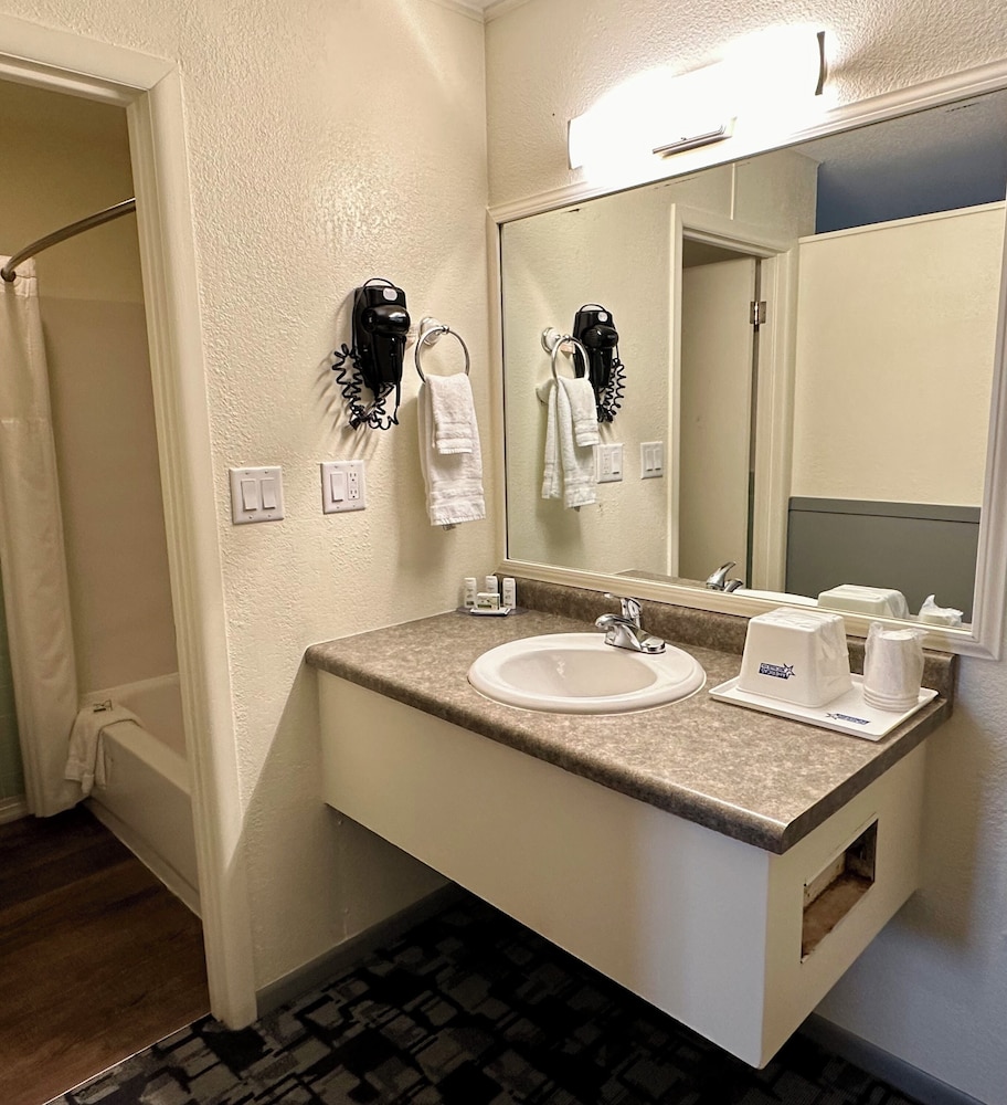 Americas Best Value Inn Wall - photo 74