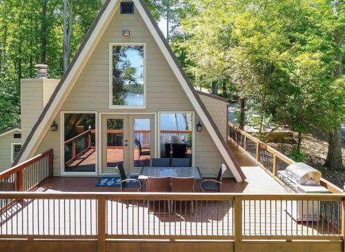 Cozy 3BR Cabin with Lake View in Dawsonville — 4-Star Luxury Hotel in Dawsonville, United States