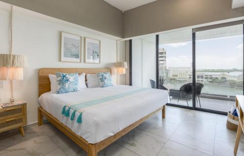 Modern Lakeview Condo with Pool and Gym by LAHOS — 4-Star Luxury Hotel in Merida, Mexico