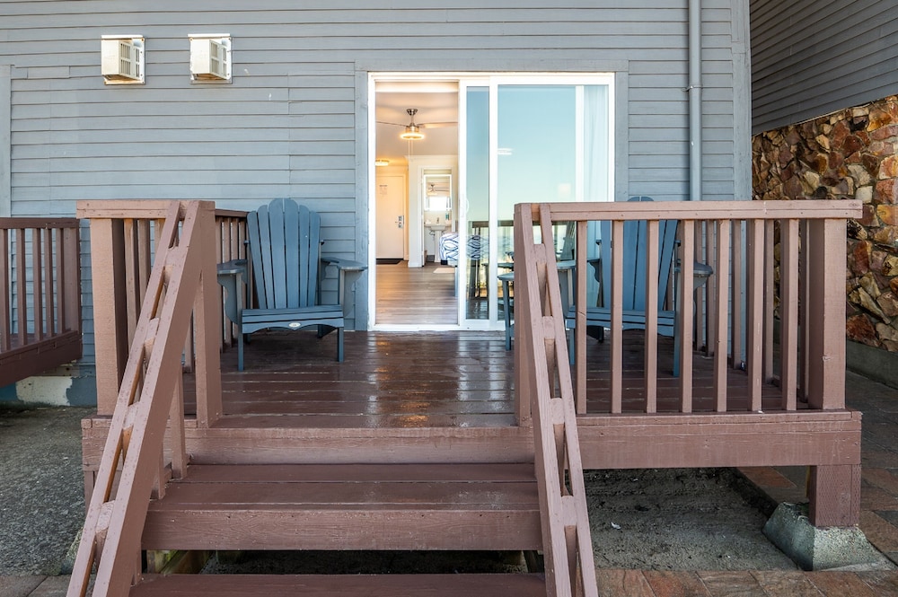 Sailor Jack's Oceanfront Inn - photo 17
