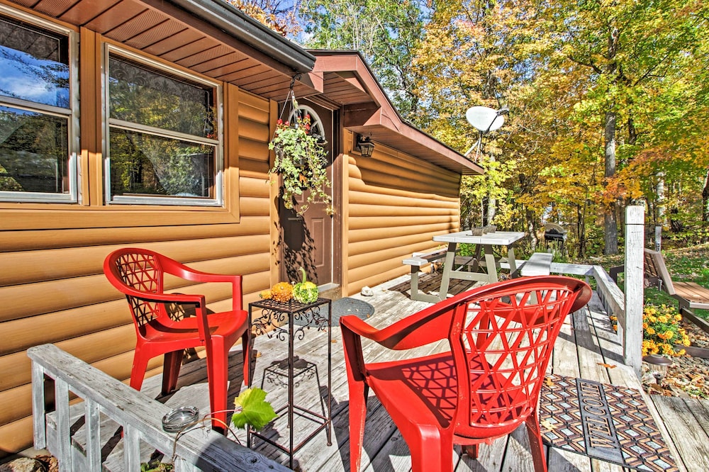 Cozy Retreat with Fire Pit Less Than 1 Mi to Mille Lacs Lake — hotel in Vineland