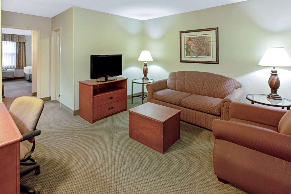 La Quinta Inn & Suites by Wyndham Appleton College Avenue - photo 12