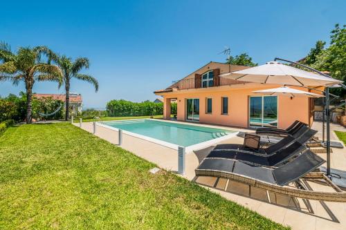Delightful 4 Bed Villa with Heated pool & Jacuzzi Overlooking Aeolian Islands — 4-Star Luxury Hotel in Castroreale, Italy