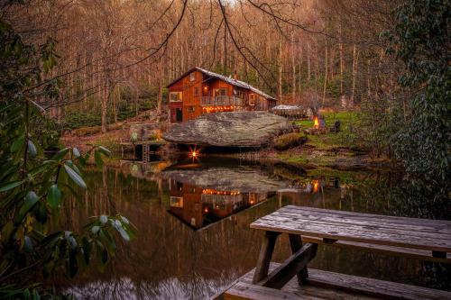 Serene mountain getaway Hot Tub Sauna Lake View Swim Fish Hiking EV plugin in Boone, United States
