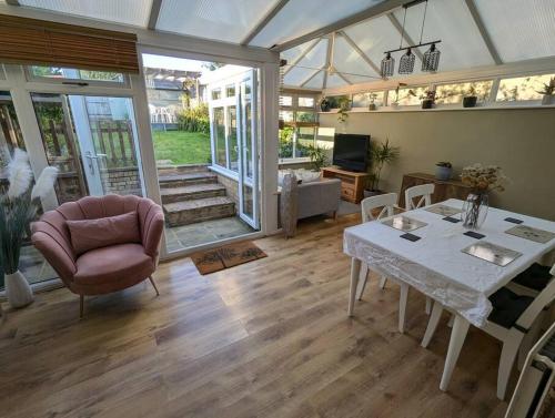 Modern 3B Eastbourne Retreat: Tranquil & Cozy Stay — 4-Star Luxury Hotel in Eastbourne, United Kingdom