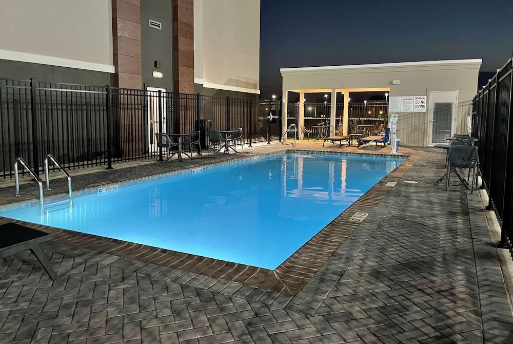 La Quinta Inn & Suites by Wyndham Sulphur - photo 12