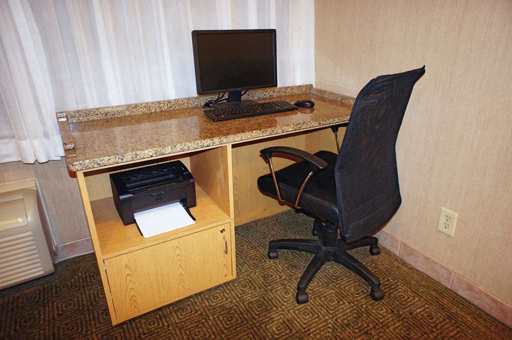 La Quinta Inn & Suites by Wyndham Tampa Brandon West - photo 58