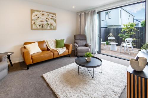 Charming 3 Bedroom Escape Carpark — 4-Star Luxury Hotel in Christchurch, New Zealand