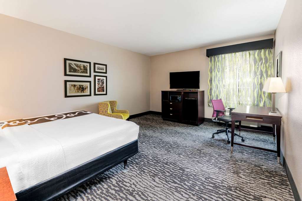La Quinta Inn & Suites by Wyndham DFW Airport West Bedford - photo 16