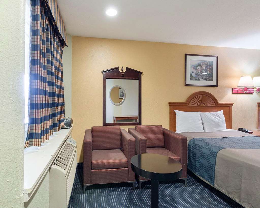 Rodeway Inn South Houston - photo 19