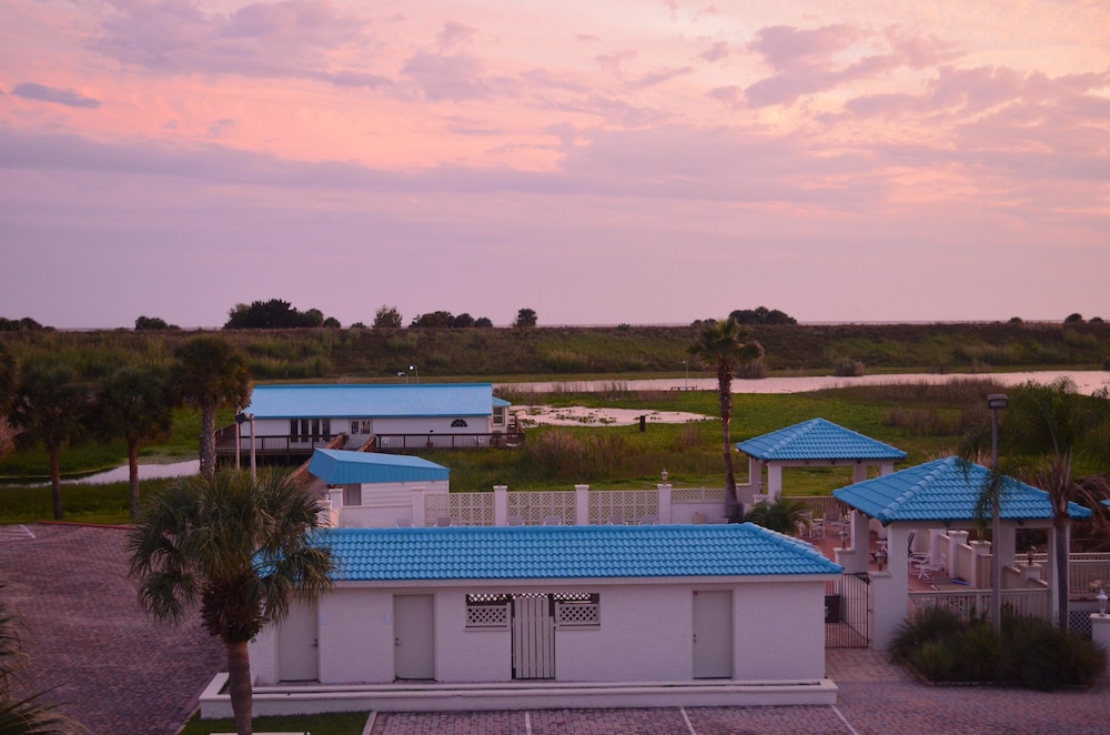 Days Inn & Suites by Wyndham Lake Okeechobee - photo 63