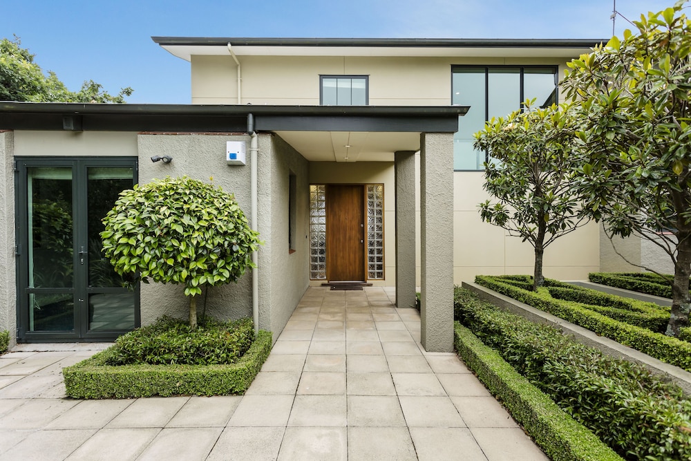 Oasis On Belmont Lane — Dunedin