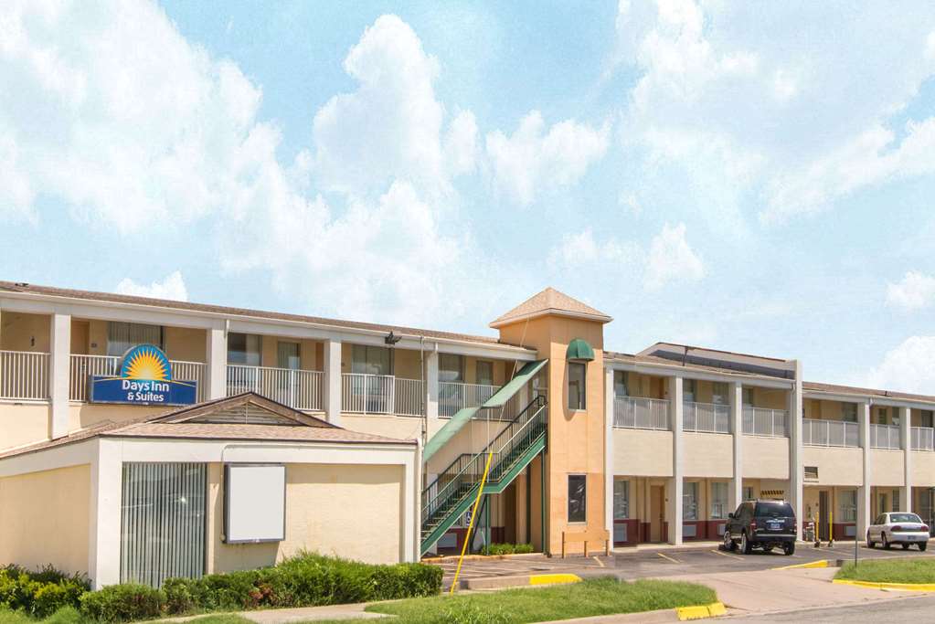 Days Inn & Suites by Wyndham Wichita East