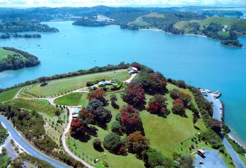 Waiheke Island Vineyard Holiday Houses — 4-Star Luxury Hotel in Auckland, New Zealand