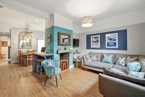 3 Bedroom Stylish & Spacious Townhouse Perfect for Groups and Family Sleeps 6 with Free On Street Parking Permit Southsea WORK CONTRACTORS OFFER AVAILABLE by Blue Puffin Stays — 4-Star Luxury Hotel in Portsmouth, United Kingdom