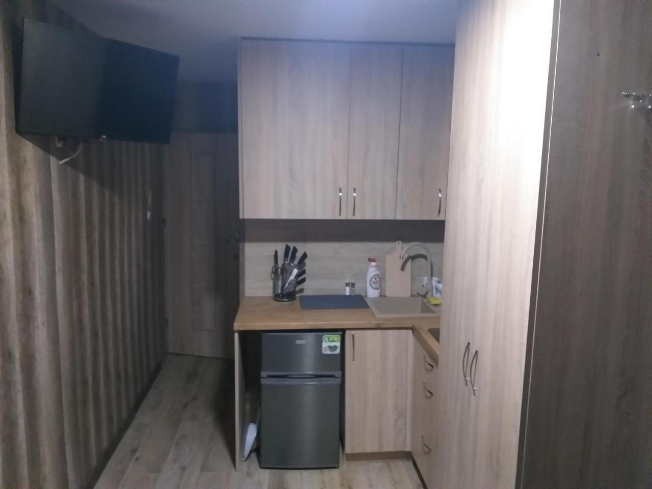 Domek Dwupokojowy N4 FreezerHause Kozery NoclegiGrodziskPL 792 535 535 — hotel in Grodzisk Mazowiecki