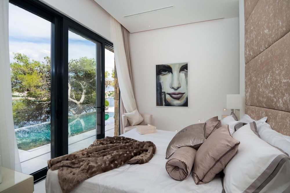 Luxury Villa Silent with Infinity Pool — Selca — photo 2