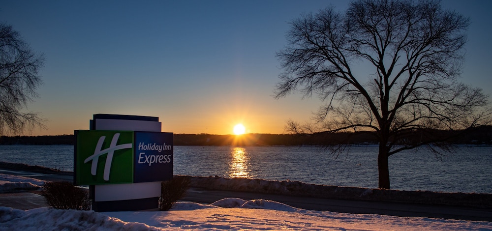 Holiday Inn Express Le Claire Riverfront Davenport by IHG - photo 34