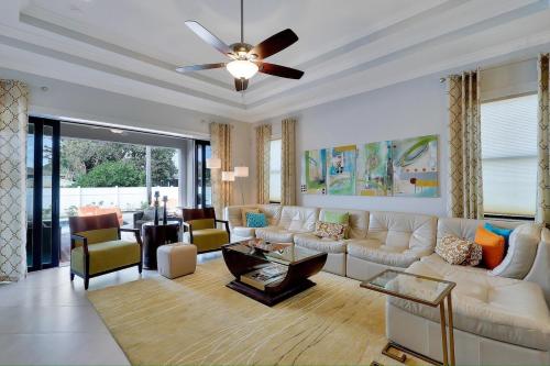 Luxury Abounds at Vanderbilt Beach Pool & Spa in Naples, United States