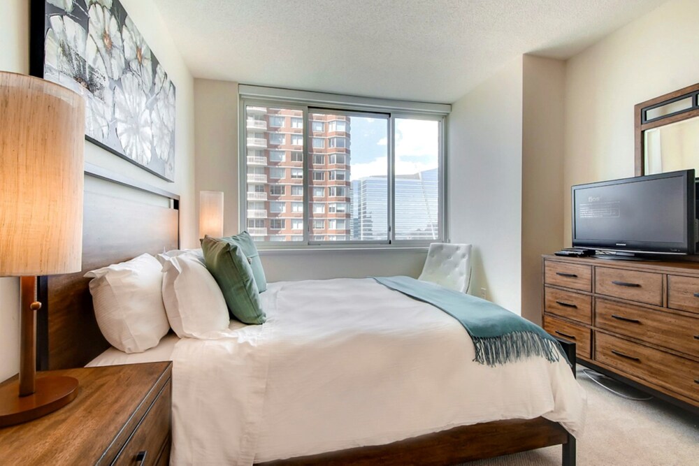 Global Luxury Suites at Newport - photo 4