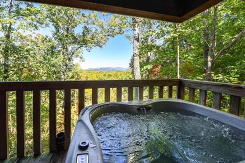 Great View Pool Table Hot Tub Privacy Fireplace — 4-Star Luxury Hotel in Sevierville, United States