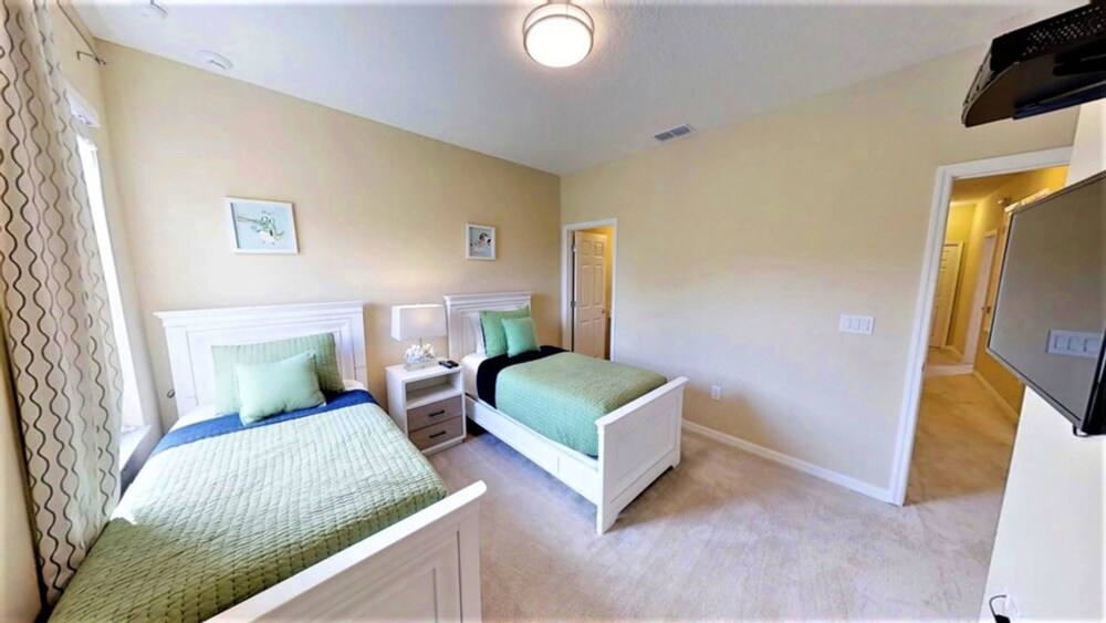 Golden Palms Vacation Resort Eight bedroom - photo 23