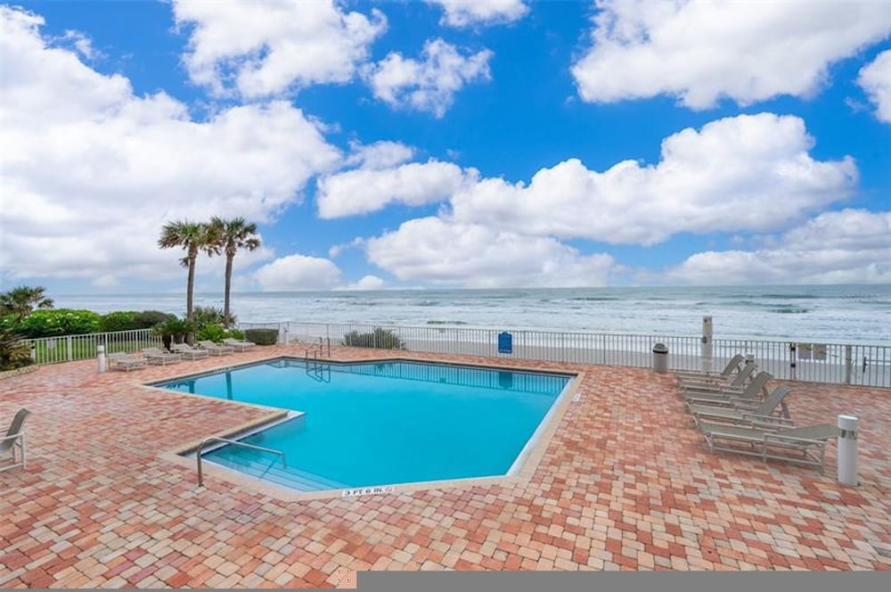 Serene 2BR Oceanfront Condo with Balcony Florida — 4-Star Luxury Hotel in Ponce Inlet, United States