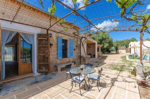 Charming finca Son Julia with pool near Porreres — hotel in Porreres