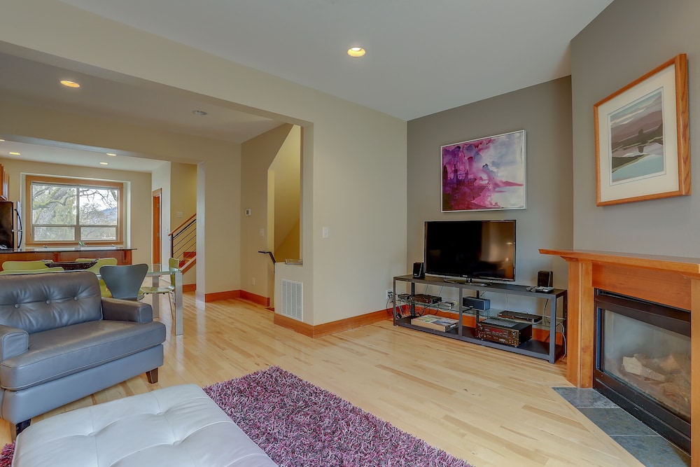 Spacious B2 Townhome with Fireplace and BBQ on the Deck by RedAwning - photo 14