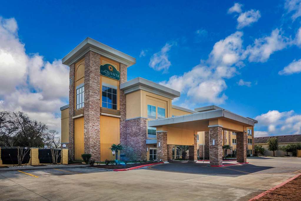 La Quinta Inn & Suites by Wyndham Beeville - featured photo