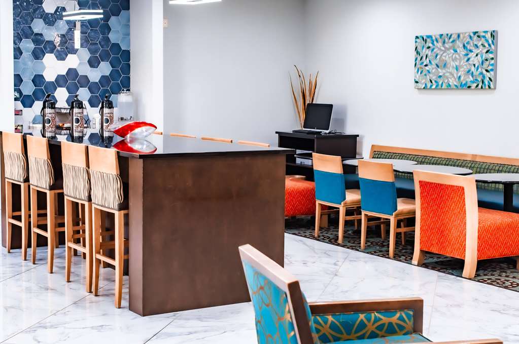 La Quinta Inn & Suites by Wyndham Evansville - photo 38