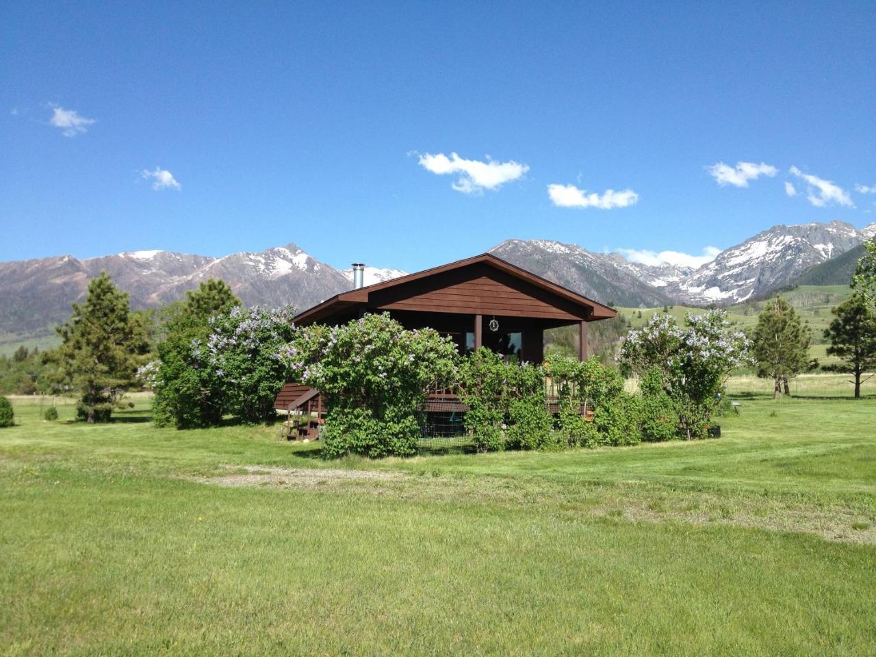Pine Creek Cabin Livingston Montana — 5-Star Luxury Hotel in Livingston, United States