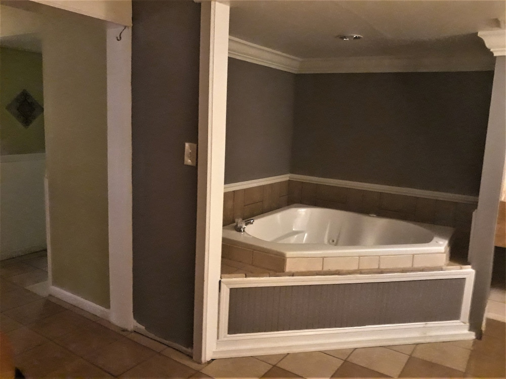 Madison Inn and Suites - photo 40