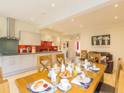 Chauffeur's Cottage with Hot Tub — 4-Star Luxury Hotel in Cray, United Kingdom