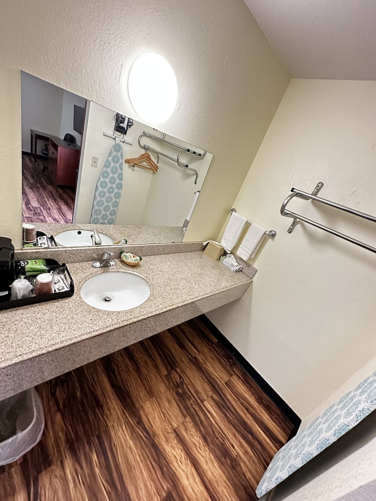 Regency Inn lola Kansas - photo 17