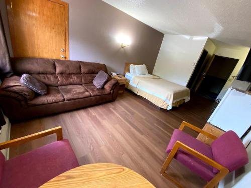 Woodlands Inn & Suites - photo 12