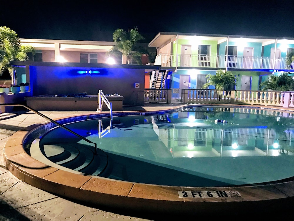 Tropical Inn & Suites - photo 57