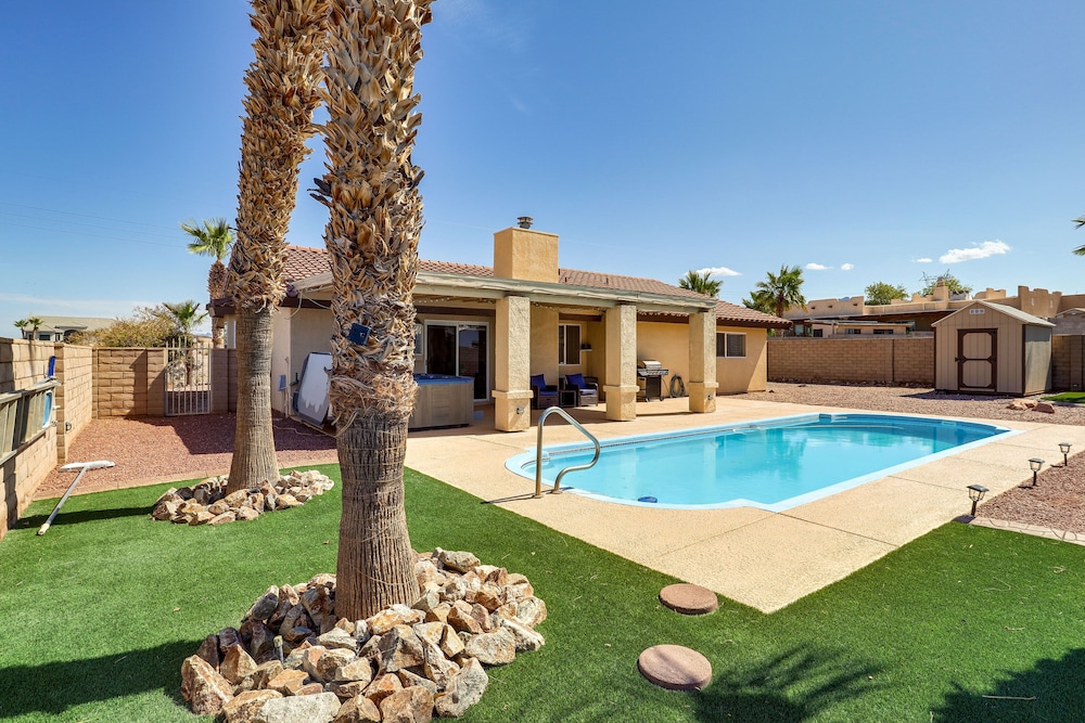 Sunny Bullhead City Retreat w Pool — hotel in Bridgehampton