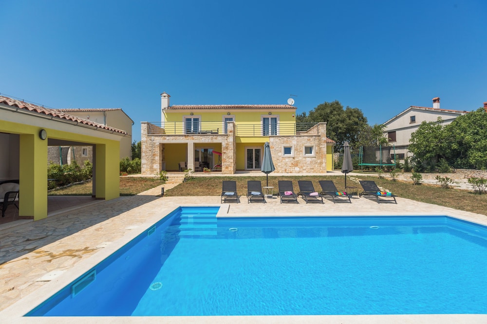 Countryside villas Diletta & Violetta — 4-Star Luxury Hotel in Kanfanar, Croatia
