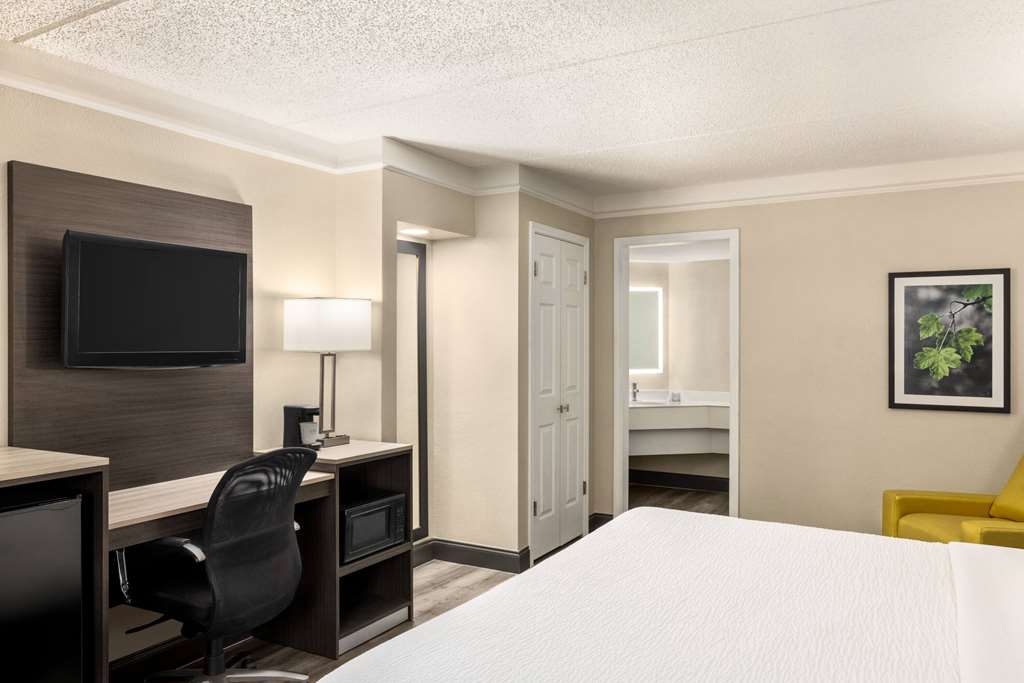 La Quinta Inn by Wyndham San Antonio I 35 N at Toepperwein - photo 24