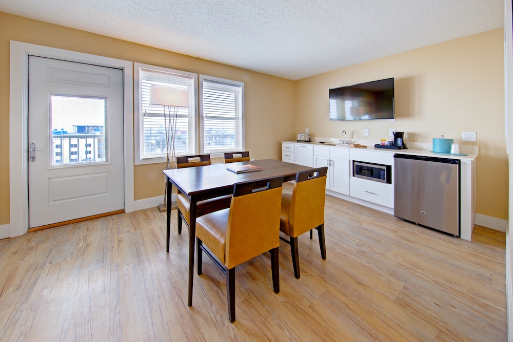 Commander Hotel & Suites - photo 17