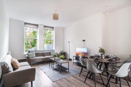 Spacious 3 Bed Apartment in Waterloo Liverpool — 4-Star Luxury Hotel in Waterloo, United Kingdom