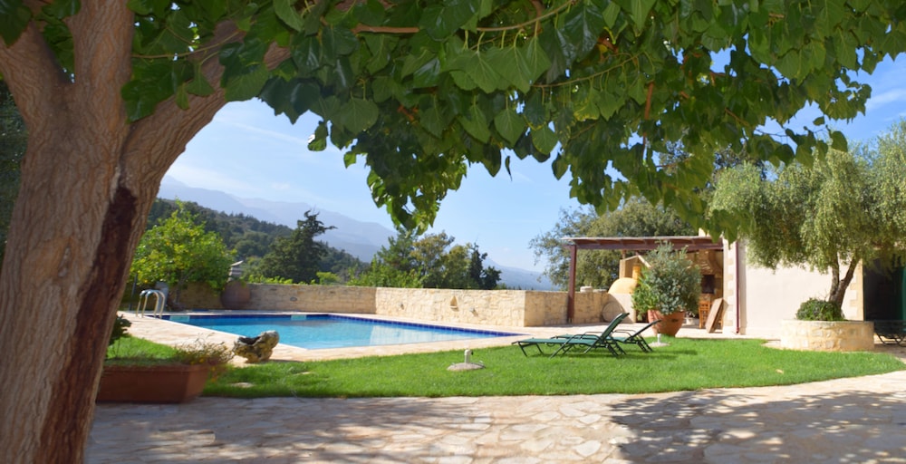 Filippou Villa Living In Nature — 4-Star Luxury Hotel in Georgioupolis, Greece