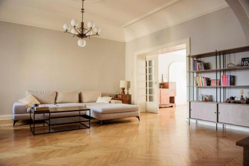 W zgiełku miasta u nas zaznasz 90 m2 komfortowej przestrzeni mieszkania fabrykanta — 4-Star Luxury Hotel in Lodz, Poland