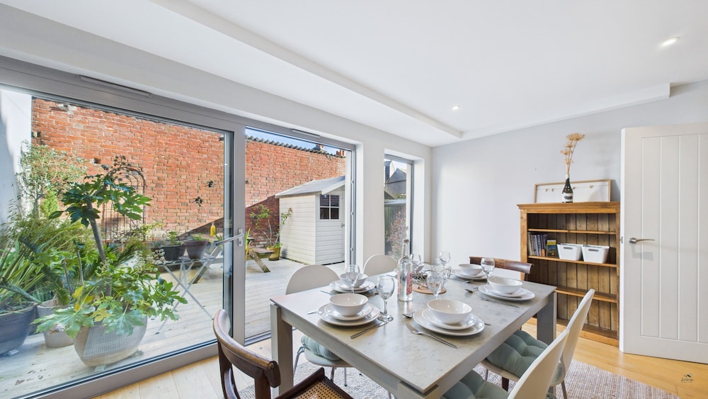 Union Road Where Coastal Calm Meets Conscious Living in Cowes, United Kingdom