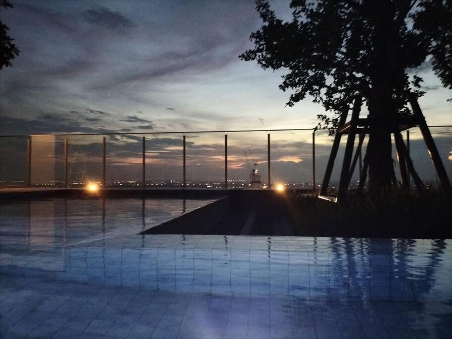 Two bedroom condo with rooftop pool — 4-Star Luxury Hotel in Pathum Thani, Thailand